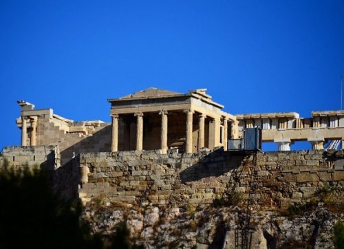 Молния ударила в Акрополь в Греции и ранила людей