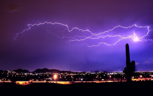Ученые: почему молния часто бьет дважды