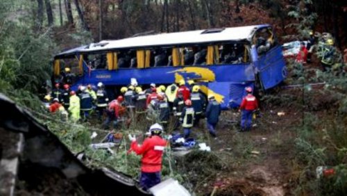 Автобус, перевозивший туристов, разбился в Португалии; большое число погибших