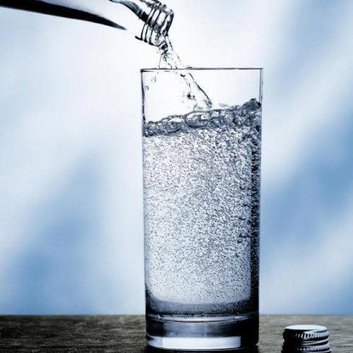 Гастроэнтеролог: Газированная вода без красителей не несёт вреда