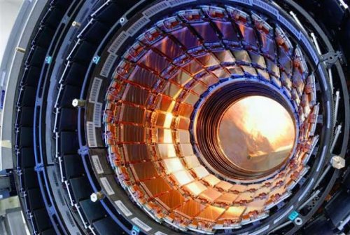 В гигантском атомном ускорителе физики видят невозможное