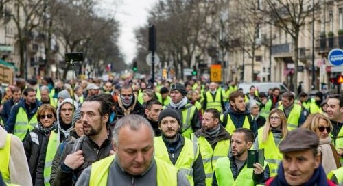 Французская полиция столкнулась с желтыми жилетами протестующих в Страсбурге