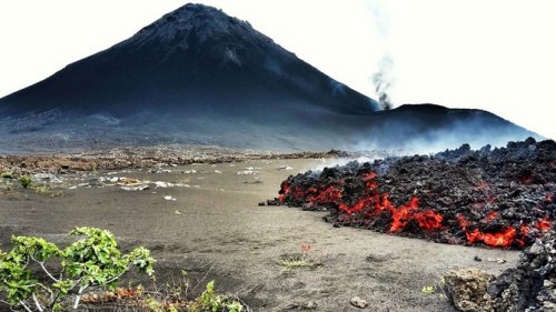 Деревня продолжает подниматься из вулканического пепла