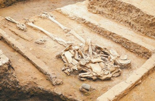 Археологи нашли в Китае 5000-летнюю гробницу с неизвестным оружием