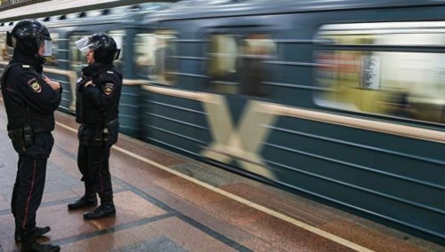 В Москве пассажир упал под поезд метрополитена и выжил