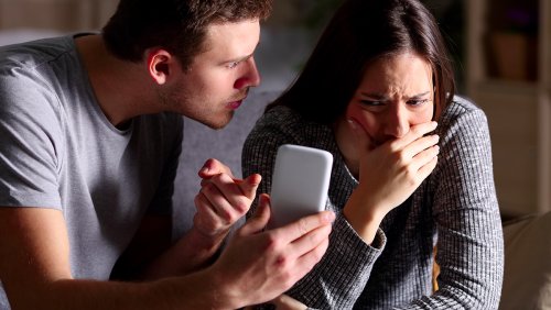 Ученые определили, как «шпионаж» за телефоном партнера влияет на отношения