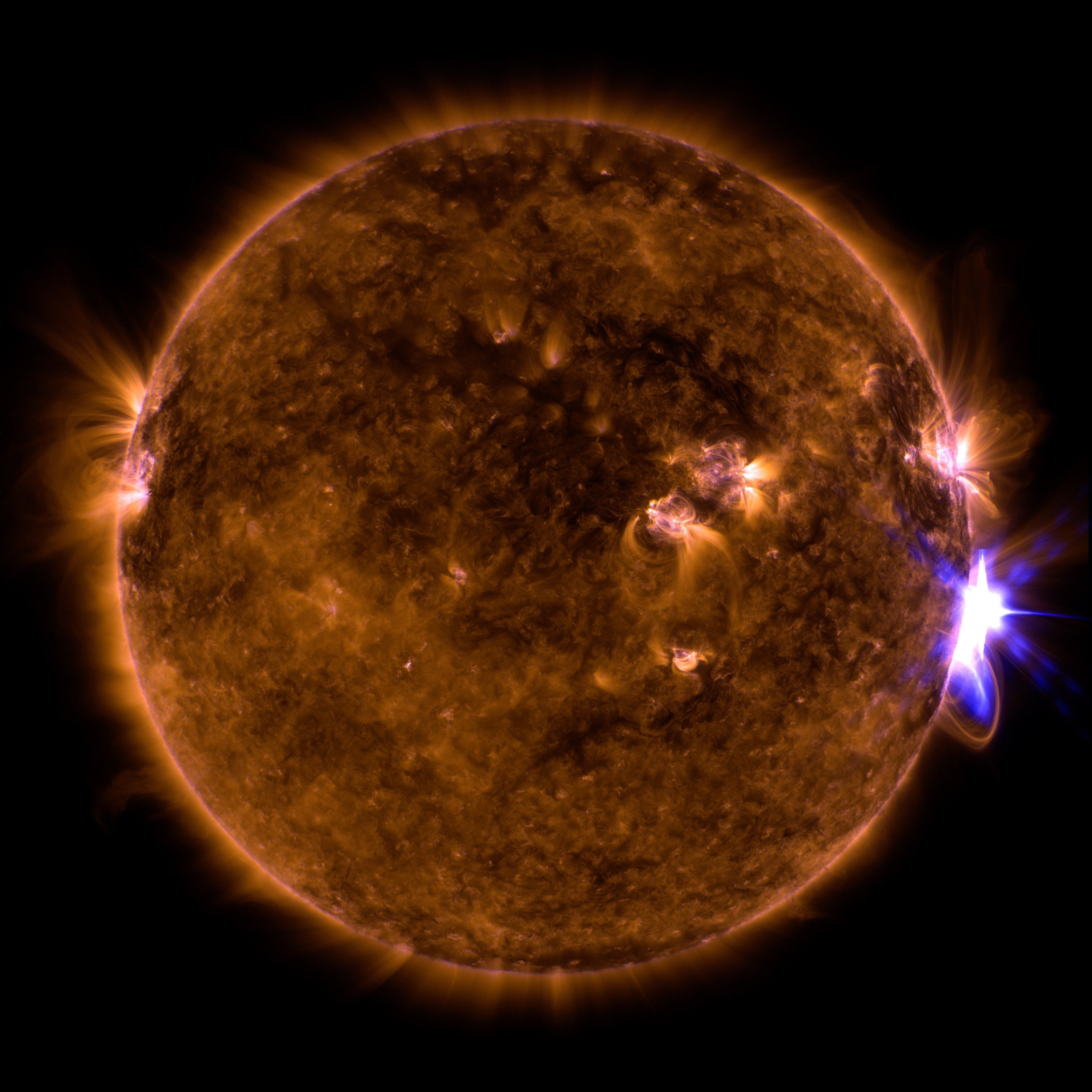 Вспышки на солнце сегодня в реальном времени. Телескоп Gregor снимки солнца. Солнечные вспышки. Солнце в космосе. Вспышки на солнце.