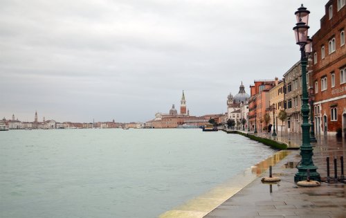 В Венеции столкнулись круизный лайнер и туристический теплоход