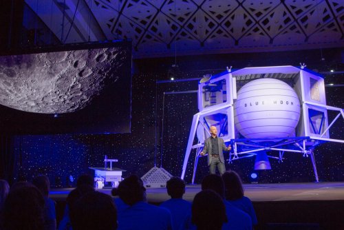 Компания Джеффа Безоса начнёт исследовать Луну для «спасения Земли»