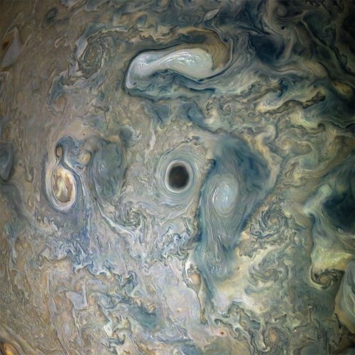 Космическая станция «Юнона» сфотографировала чёрный вихрь на Юпитере