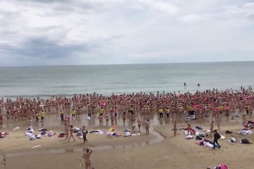 Тысячи голых девушек искупались в море