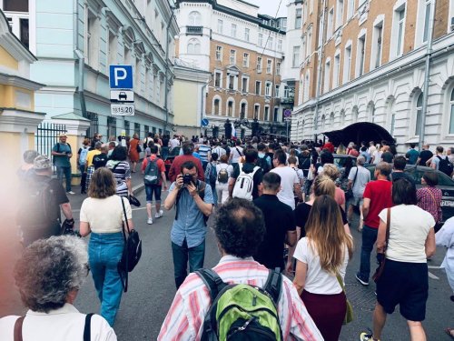 На марше в поддержку Голунова в Москве происходят массовые задержания