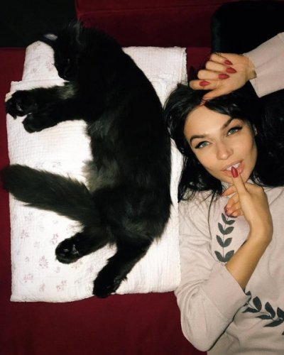 Алена Водонаева собирается вязать варежки из шерсти своего кота