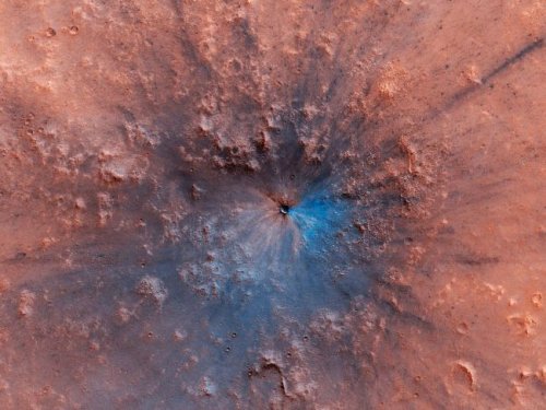 Ученые рассказали, как появился "чёрно-синий" кратер на поверхности Марса