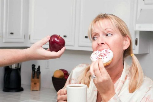 Эксперты определили, как кушать сладкое и жирное, не вредя здоровью