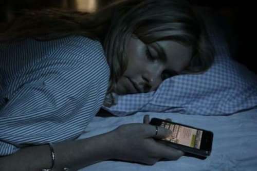 Сон рядом с мобильным телефоном представляет опасность для человека – Учёные