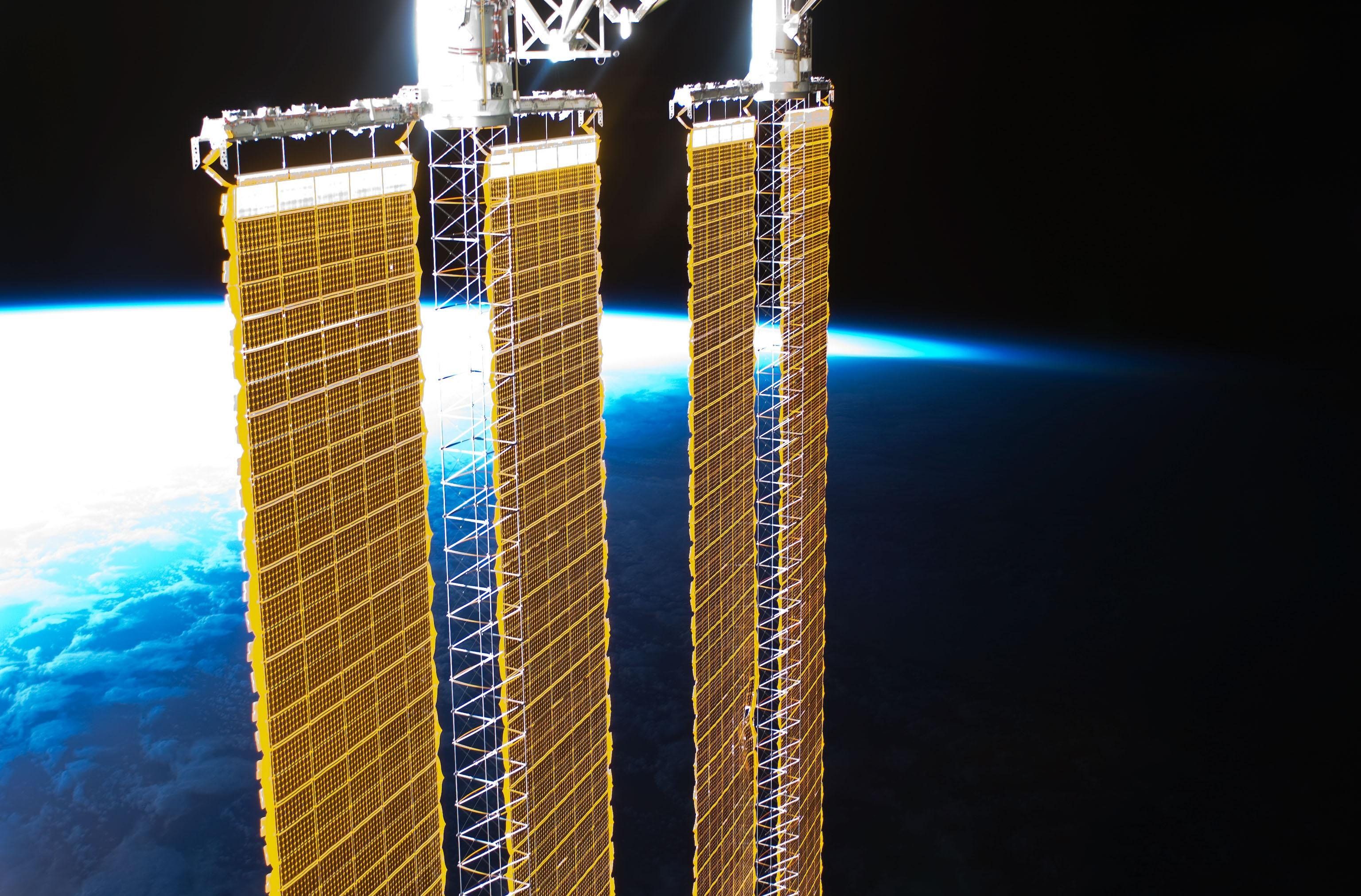 Самая дорогая энергетика. Солнечные панели МКС. Солнечные батареи на МКС. Золото в космической промышленности. Солнечные батареи спутников.