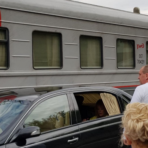 Публика была поражена наглостью: Пугачева заехала прямо на перрон