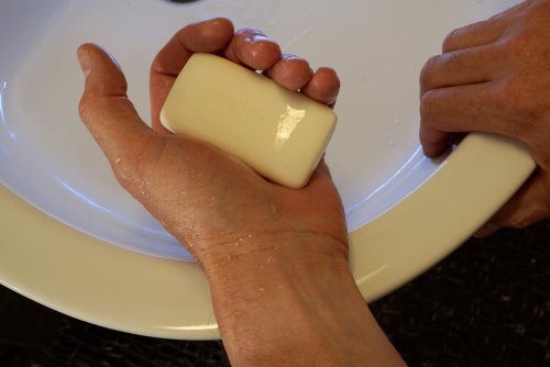 Ученые рассказали, чем опасно антибактериальное мыло для мужчин