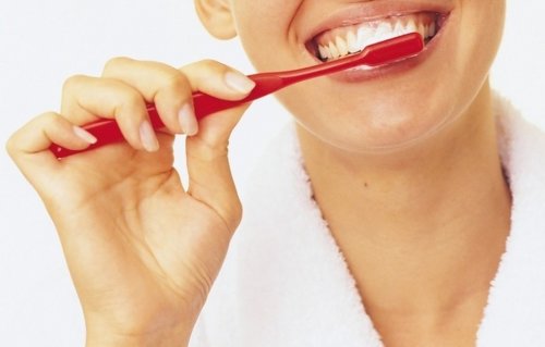 «Чистить зубы – целая наука»: Стоматологи рассказали о правильном уходе за полостью рта