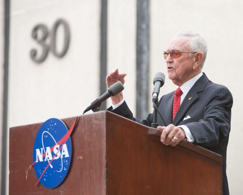 «Америка потеряла народное достояние»: Скончался первый руководитель космических полётов NASA