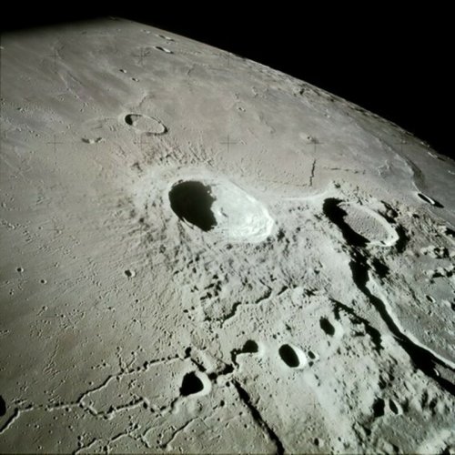 Луна может хранить в своих кратерах миллионы тонн водяного льда – Учёные