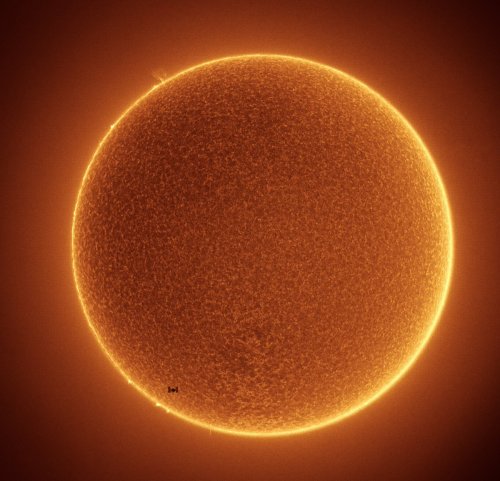 В сети появился снимок МКС на фоне необыкновенно чистого Солнца