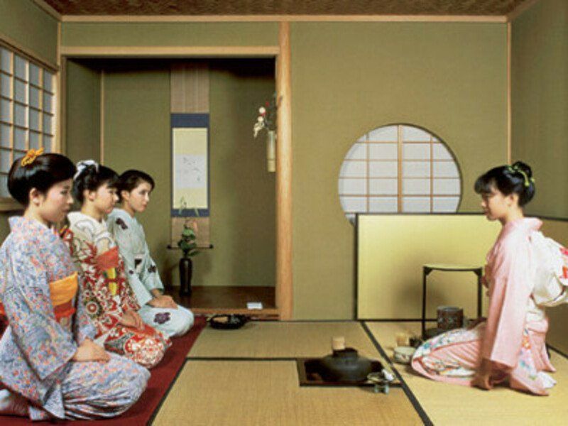 Японка перед мужем. Чайные традиции Японии. Традиции Японии чайная церемония. Японская чайная церемония послеобеденная. Церемония чаепития в Японии.
