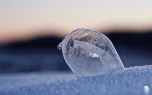 Китайские физики: Лёд в замерзающих каплях оказался похож на губку