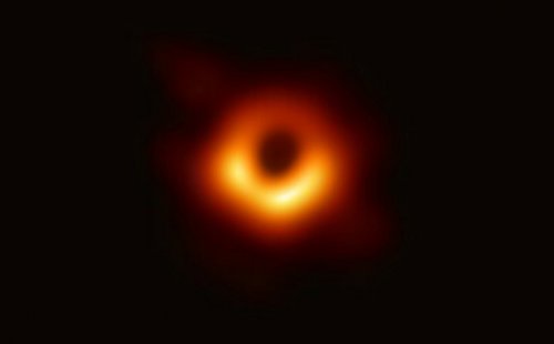 Чёрная дыра начала излучать яркий свет: Учёные не в состоянии пояснить этот феномен