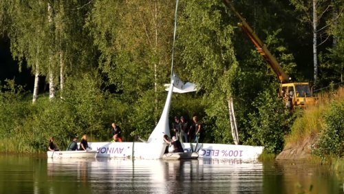 Норвежский двухместный самолет с электромотором был вынужден экстренно сесть на озеро