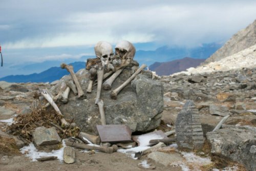 Учёные раскрыли тайну Озера Скелетов в Гималаях с европейскими костями