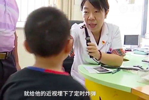 У девятилетнего мальчика из Китая появилось косоглазие из-за смартфона