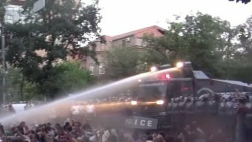 Полиция Гонконга впервые с начала масштабных протестов применила водяные пушки