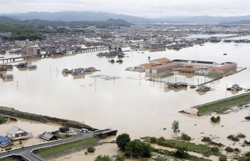 Власти Японии эвакуируют 850 тысяч человек из-за дождей