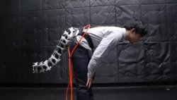 Японские инженеры сконструировали роботизированный хвост для людей