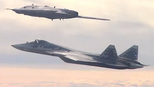 ВВС России получат стаи летающих роботов «Охотник»: Пастухом будет Су-57