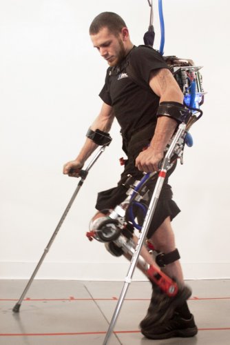 Экзоскелет, разработанный французскими учёными, помог встать на ноги парализованному человеку