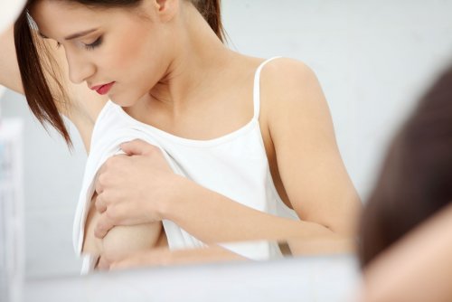 Медики рассказали о причинах и методах борьбы с сыпью под грудью