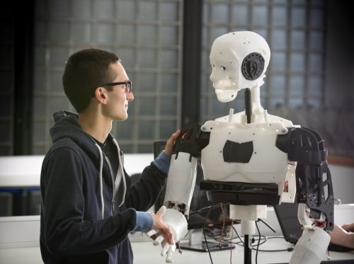 Люди пренебрегают безопасностью при общении с роботами – Учёные