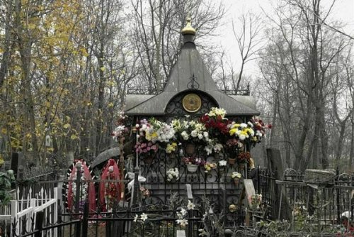 «Что это было?»: Мать Заворотнюк была замечена на кладбище