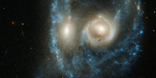 «Вселенная смотрит на нас?»: Две сливающиеся галактики похожи на глаза призрака - Учёные