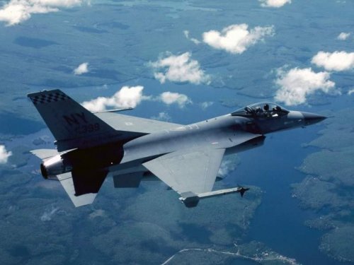 «Подарок с неба»: В Японии истребитель США F-16 выронил в полёте ракету
