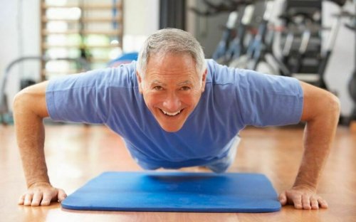 Медики связывают слабость мышц у мужчин старше 45 лет с угрозой инсульта или инфаркта