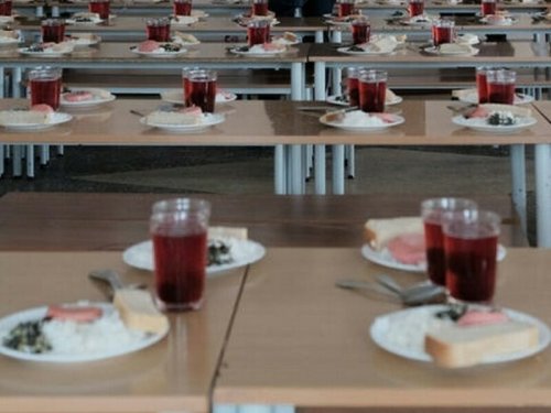 В Омске школьники получили на завтрак синий омлет: Мэрия уже всё пояснила