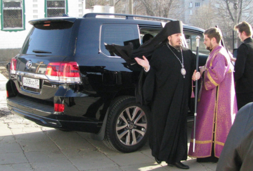 РПЦ пояснила появление джипов у священников