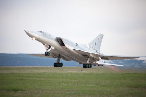Российский самолет Ту-22 после отказа двигателя благополучно приземлился