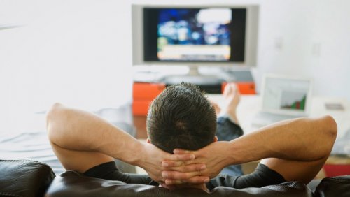Просмотр телевизора заставляет мужчин предпочитать  худых женщин