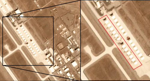 Спутниковые фотографии секретной авиабазы США запечатлели таинственные транспортные средства