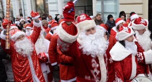 Путешествие в Рождество: в Москве  проходит парад Дедов Морозов